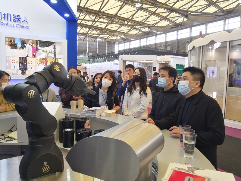 考察組在上海國際酒店工程設(shè)計與用品博覽會參觀酒店機器人.jpg