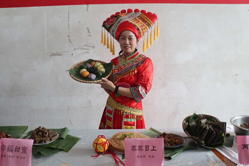 壯家員工韋雨波分享民族美食（拍攝：鄧麗寧）.JPG