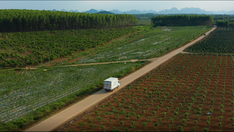 威耀供應(yīng)鏈公司每天為南寧市遠郊學(xué)校配送食材.png